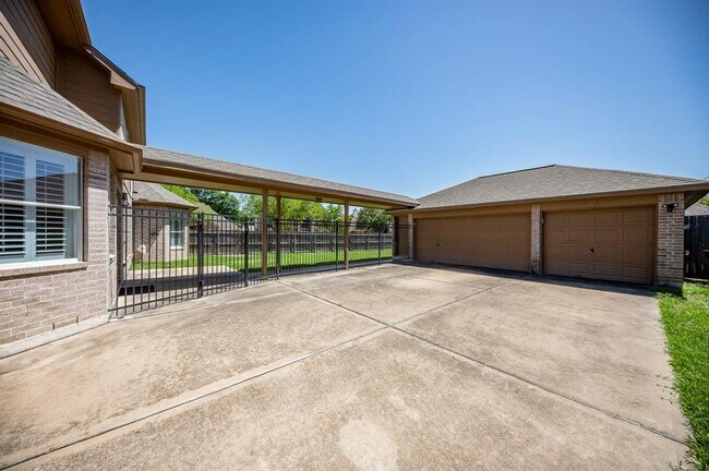 Building Photo - 14203 Alamosa Ct