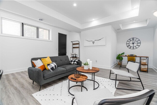 Building Photo - 585 Queens Ave