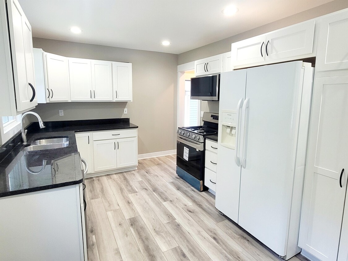 Foto principal - 3052 Burlingame Ave SW
