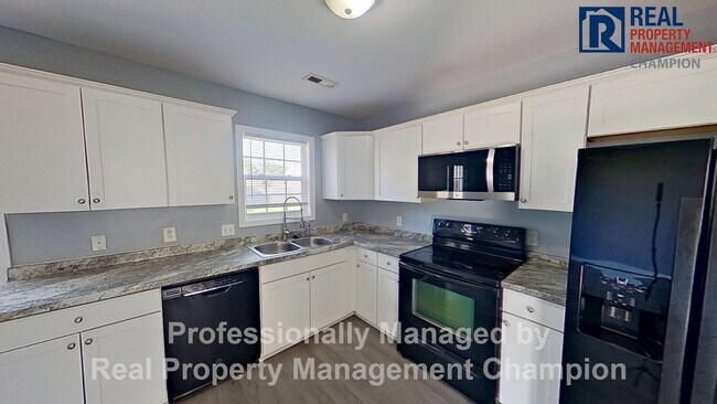 Foto del edificio - Move-In Ready 4 BD/2.5 BA Near Camp Lejeune w/Fenced Yard and Attached Garage