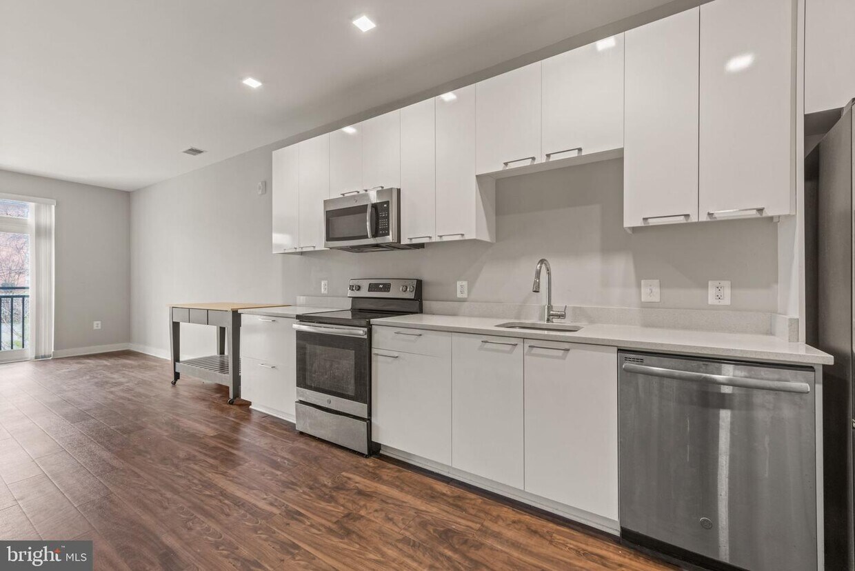989 S Buchanan St Unit 306, Arlington, VA 22204 Room for Rent in