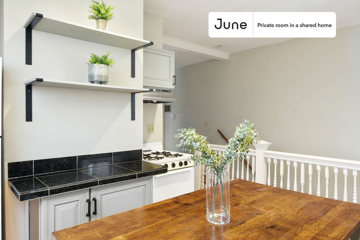 Foto principal - Room in Shared 6 bed/2 bath home