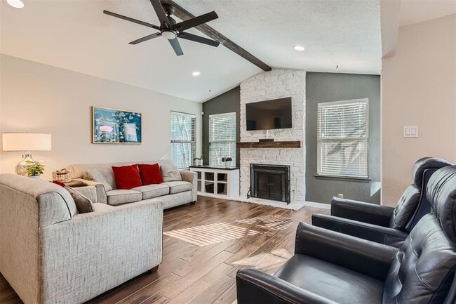 Building Photo - 4910 Pelham Dr