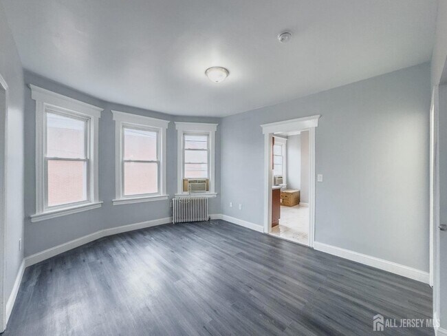 Foto del edificio - 556 Roosevelt Ave