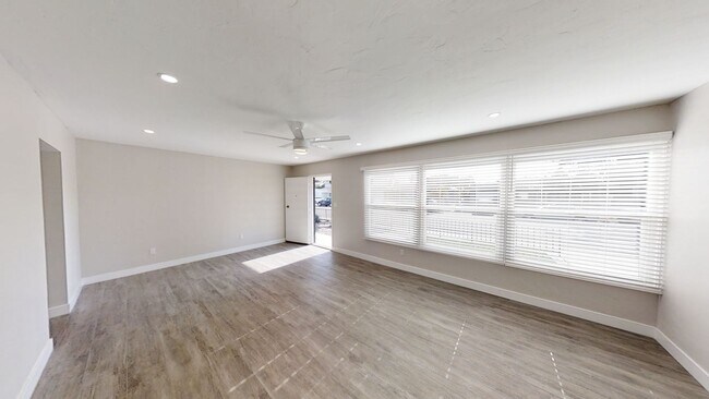Building Photo - Renovated 3BD/1BA! Great Yard! (Lease out, pending signatures. Check back in a few days!)