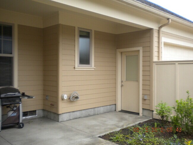 Building Photo - Luxury Living Near Valley River!