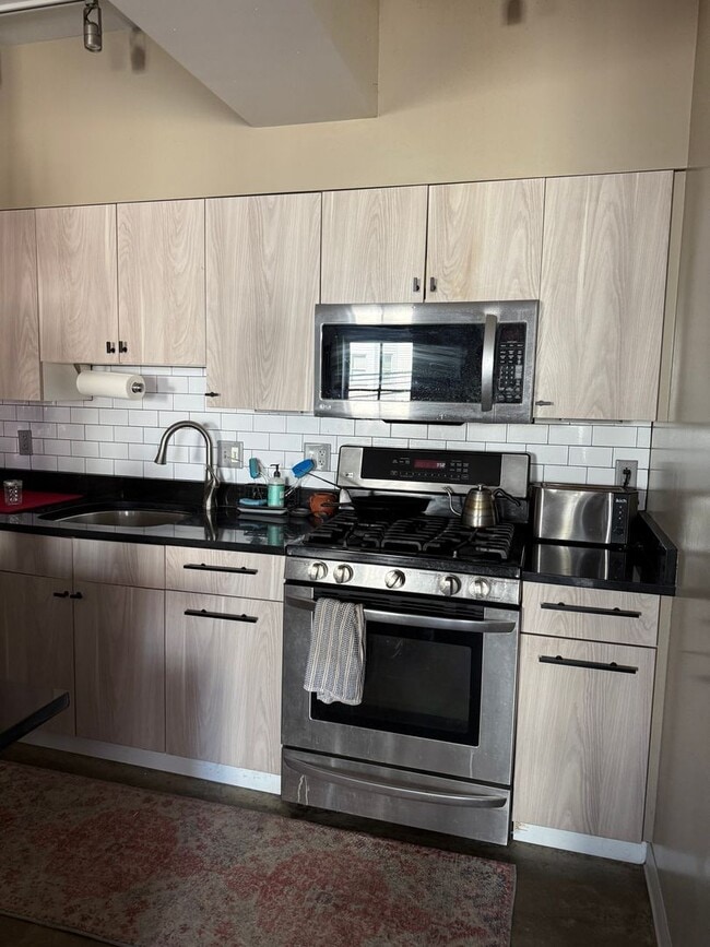 Building Photo - 1 Bedroom Fully Furnished Gem*