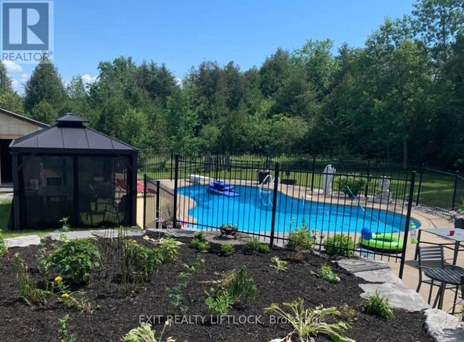 Photo du bâtiment - 2105 Deer Bay Rd