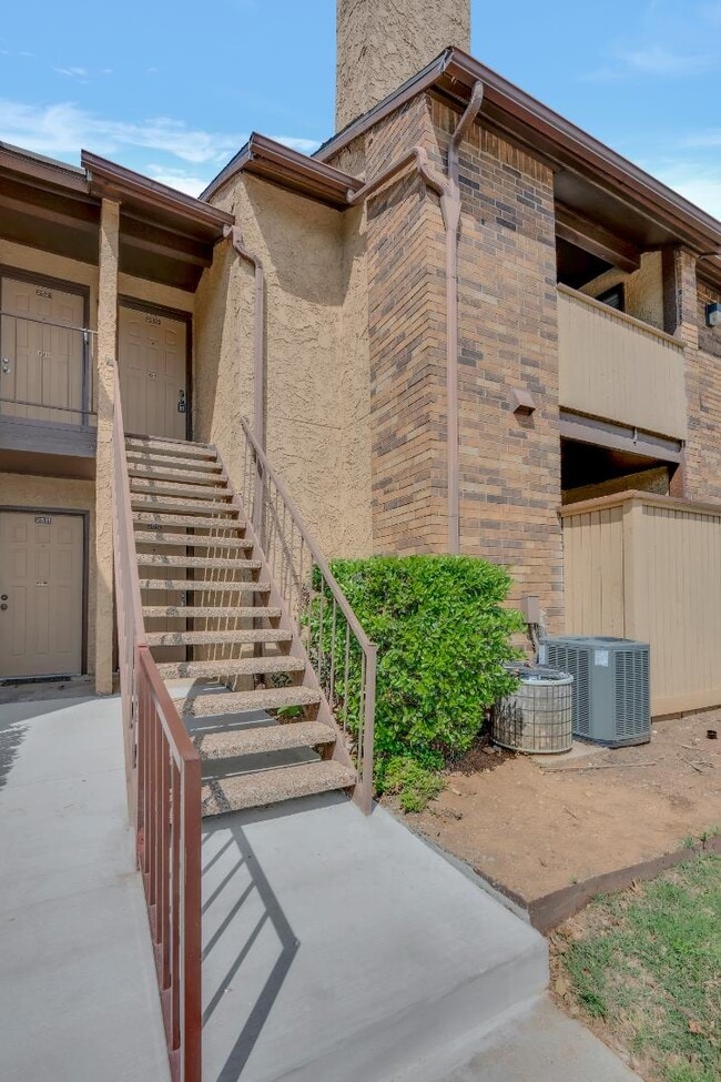 Photo - 2006 Cloisters Dr Apartment