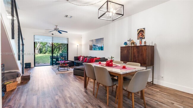 Foto del edificio - 3889 Tree Top Dr