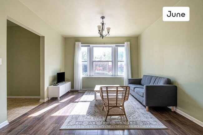 Building Photo - ROOM ONLY in 3-bed/1.0-bath Home