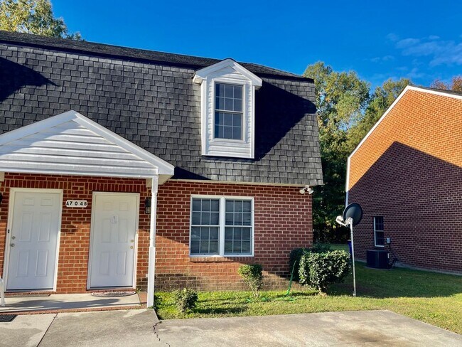 Building Photo - 704 Dendron St