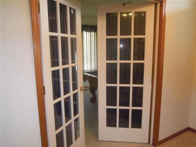Building Photo - 2000+ sq ft, 3-4 bed, 2 bath, 2 car garage...