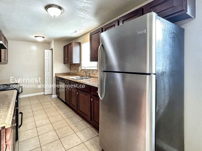 Building Photo - 1418 Luna Dr