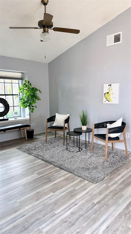 Foto del edificio - 1411 Gracy Farms Ln
