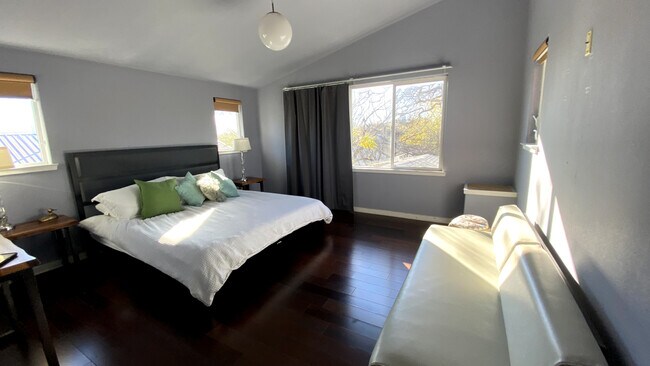 Foto del edificio - 1302 Singleton Ave