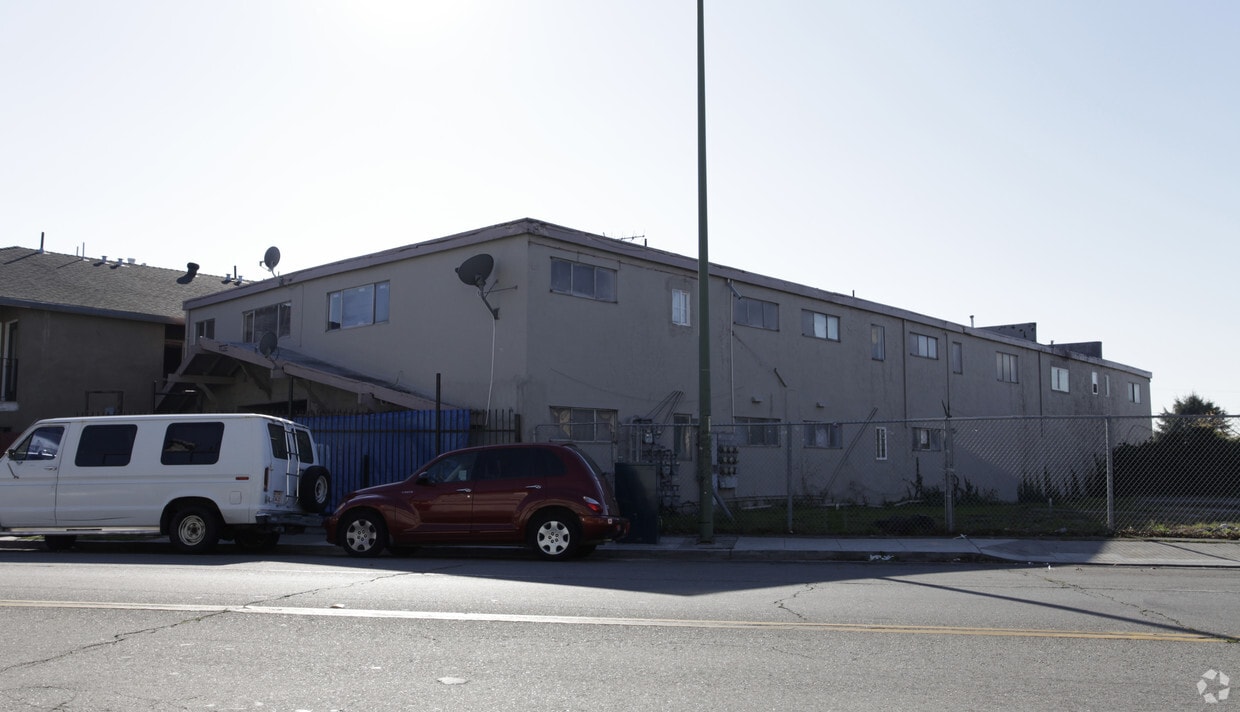 Primary Photo - 10023-10025 MacArthur Blvd
