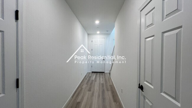 Foto del edificio - Beautiful Newer Folsom 4bd/2.5ba