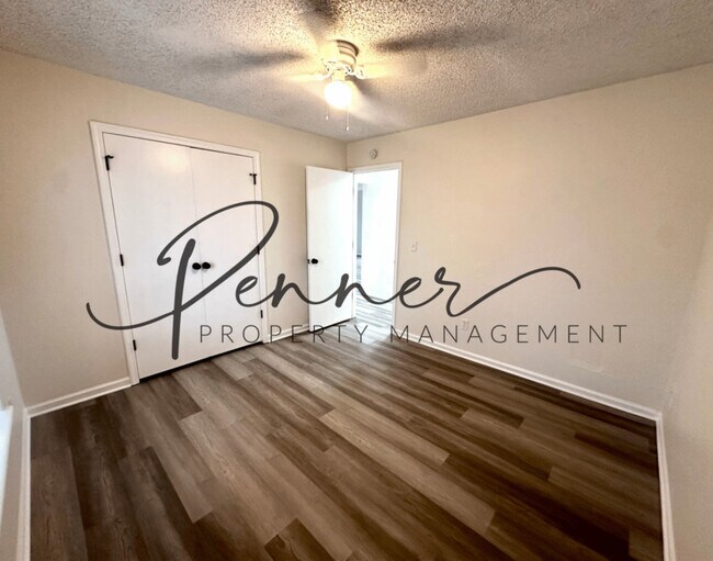 Foto del edificio - 1310 Valley Woods Ct
