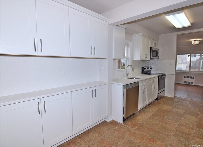 Foto del edificio - 82-30 212th St