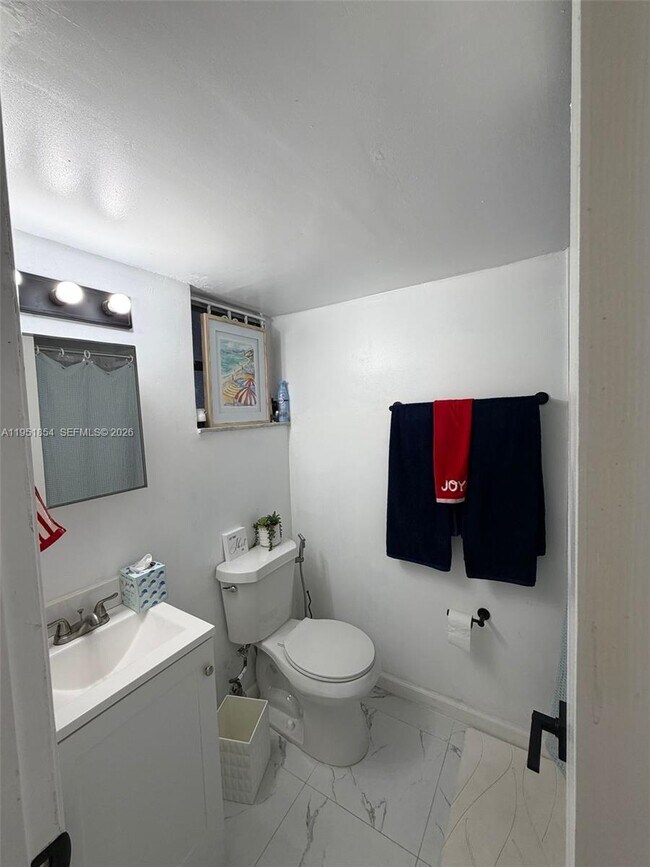 Foto del edificio - 8841 W Flagler St