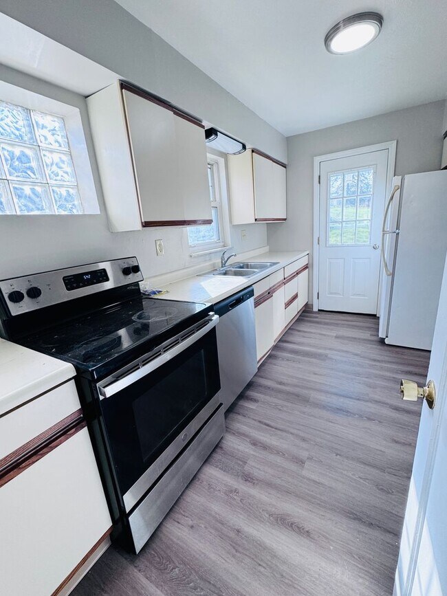 Foto del edificio - Beautiful Three Bedroom with Basement and Garage