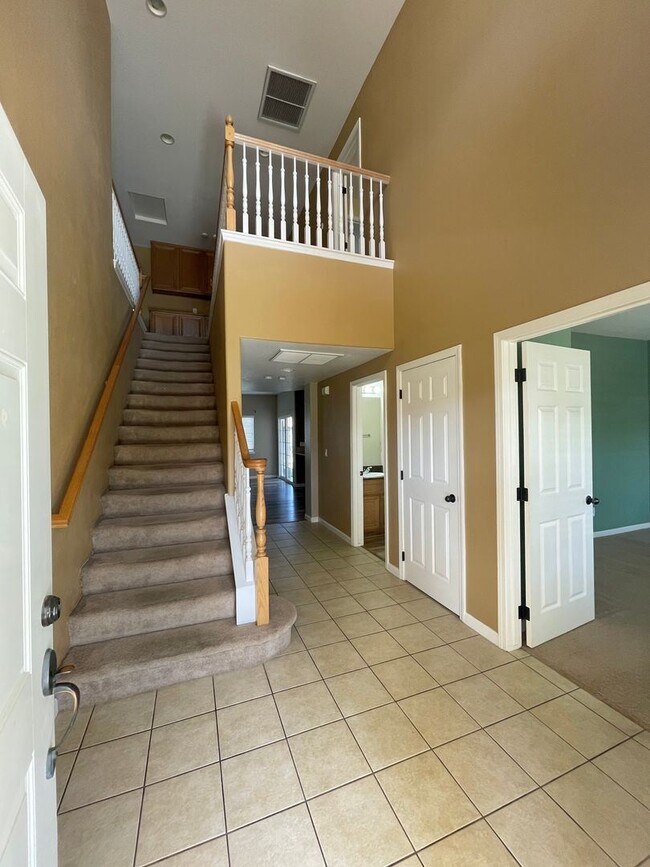 Building Photo - 4 br, 3.5 bath House - 1713 Skyview Dr.