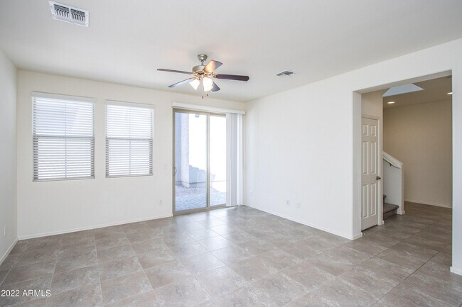 Building Photo - 261 N Sandal