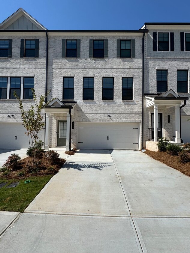 Foto principal - Beautiful 3 Bedroom 3.5 Bath Townhome in L...