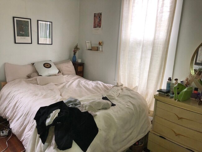 2 spacious bedrooms - 8 Cottage St