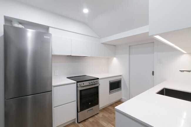 Building Photo - 2100 Rue du Fort