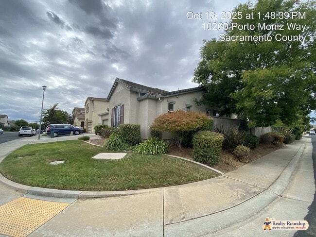 Foto del edificio - Sprawling Single Story Home with Two Prima...