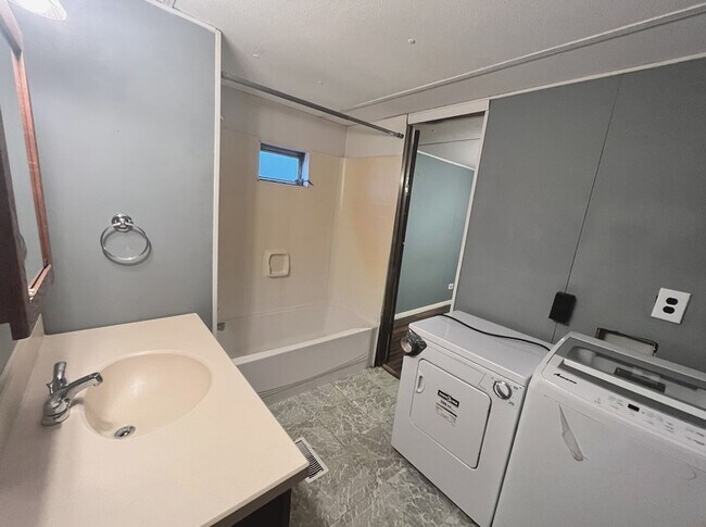 Foto del edificio - 1360 E Commercial St