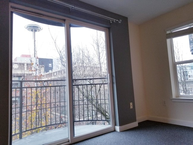 Wonderful bright living room - 425 Vine St