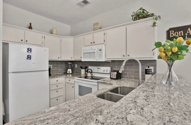 Foto del edificio - 504 River Oaks Dr