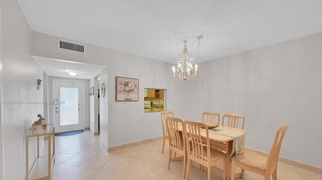 Building Photo - 1055 Country Club Dr
