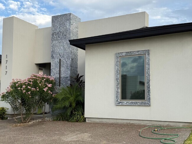 Foto del edificio - 1717 Fresnillo Dr
