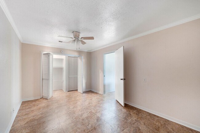 Foto del edificio - Lovely Brick 3 Bed/1 Bath Home w/ Large Covered Deck Back Porch w/ Fully-Fenced Yard