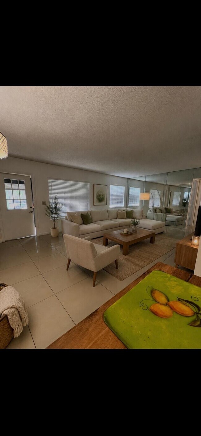 Sala de estar - 531 Shady Pine Way