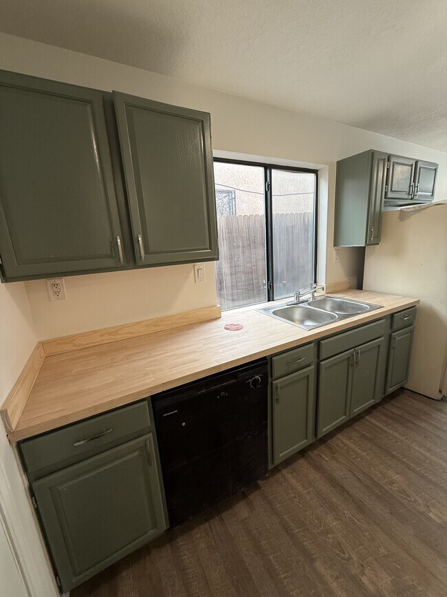 Building Photo - 5408 Jasons Way NE