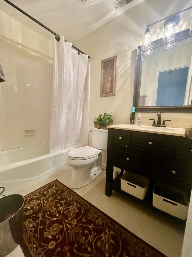 Foto del edificio - Welcome to this stunning 3-bedroom, 2-bath...