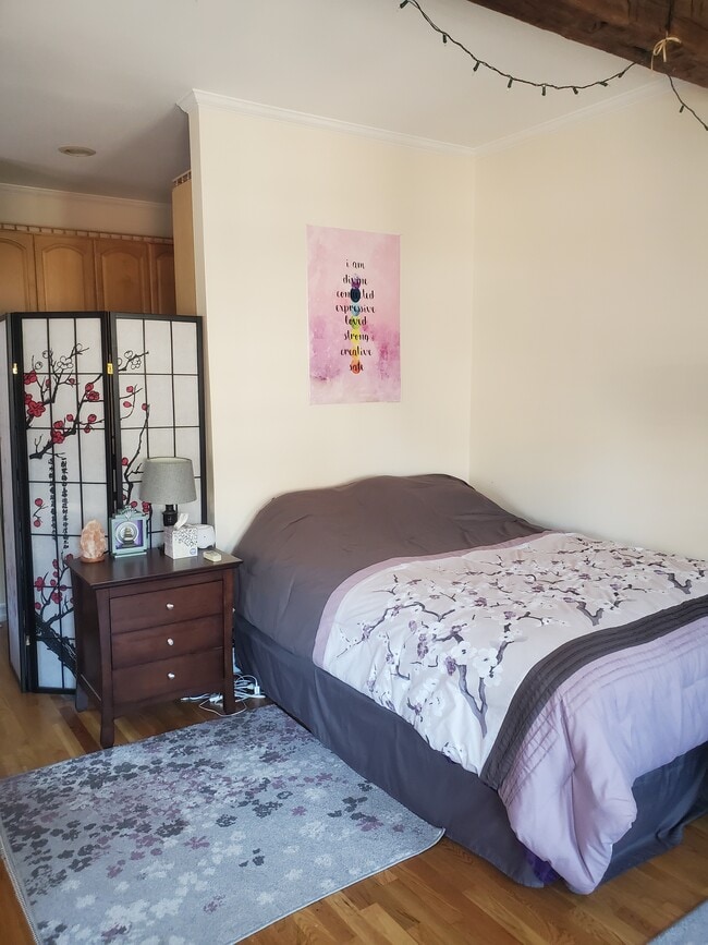 Bed - 94 Washington St
