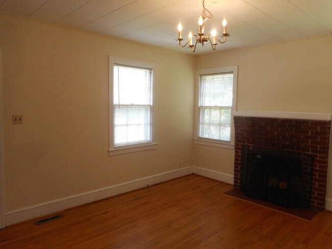 Foto del edificio - 2-Bedroom, 2-Bathoom Brick Home ***RENT SP...