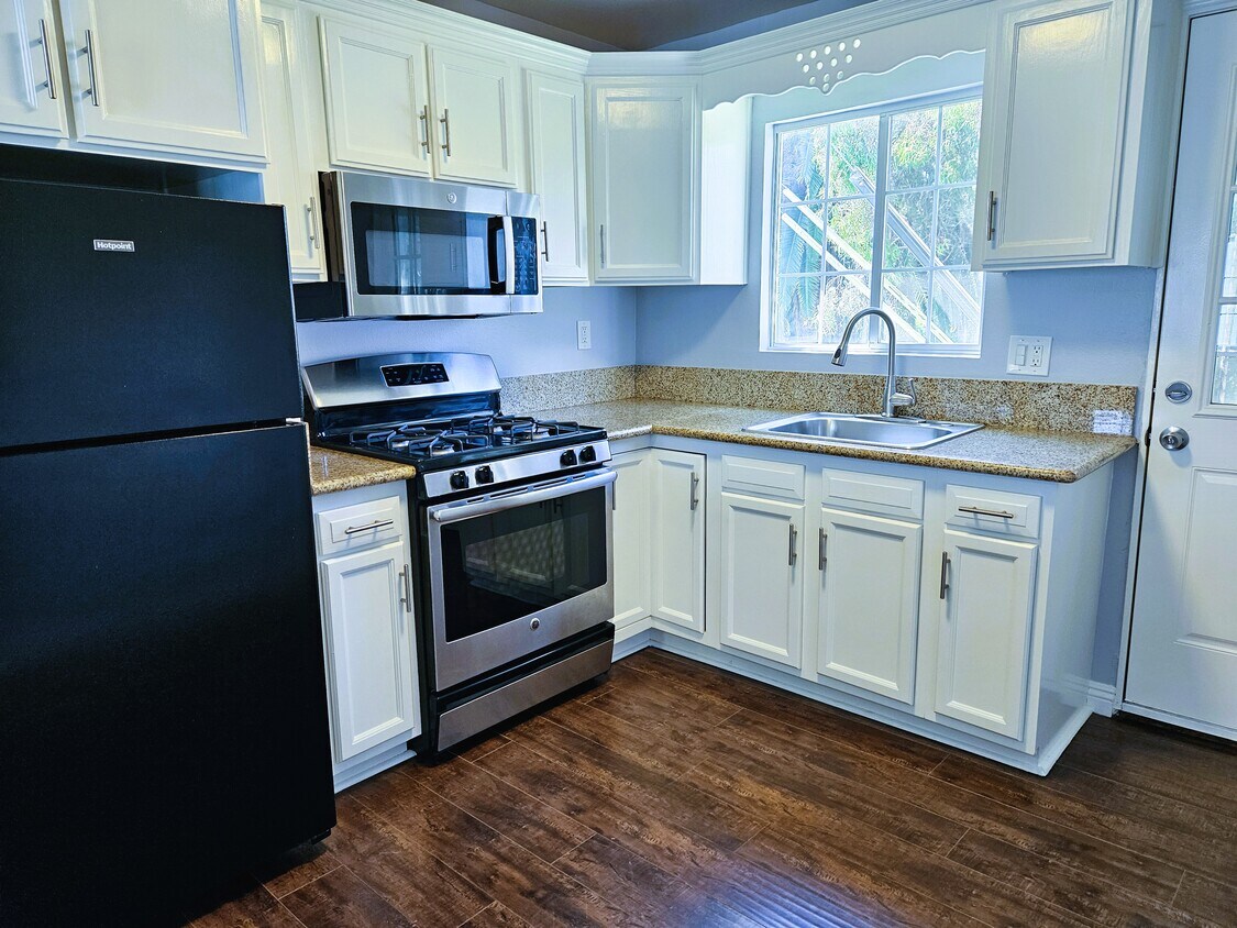 Foto principal - 2429 Hillcrest Dr