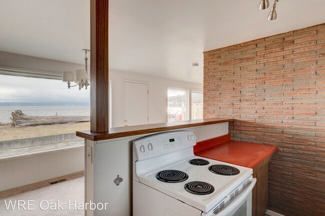 Building Photo - 3 br, 1 bath House - 422 Marine Drive