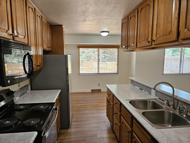 Foto del edificio - Newly remodeled Ranch Style Home With Huge...