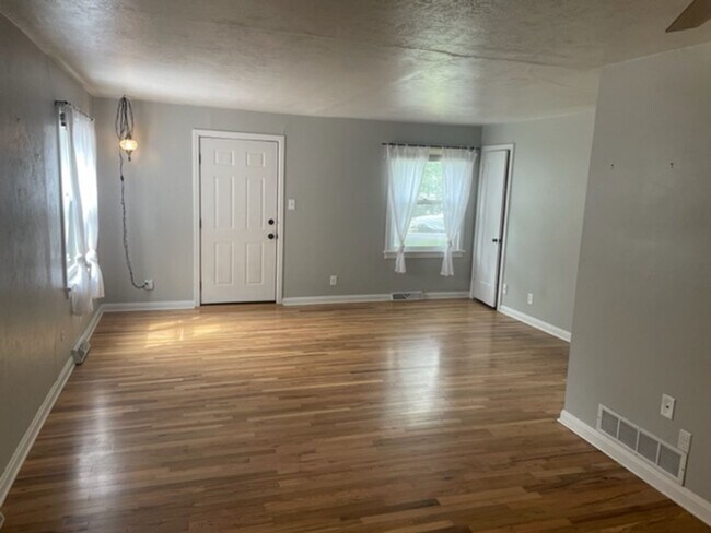 Building Photo - 2 Bedroom - Westside Charmer