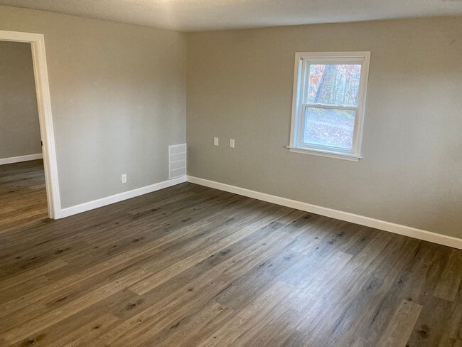 Building Photo - 2 Bedroom, 1 bathroom First Floor Apartment!