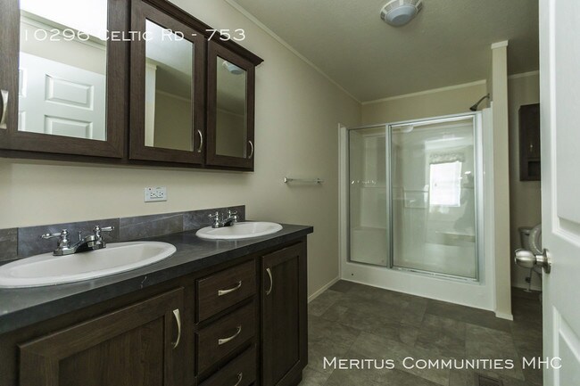 Building Photo - LIVE WHERE YOU PLAY - AMENITIES INCLUDED