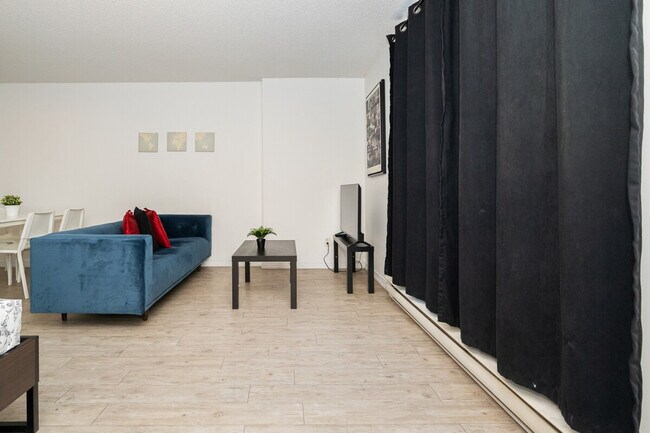 Building Photo - 1121 Rue De Bullion